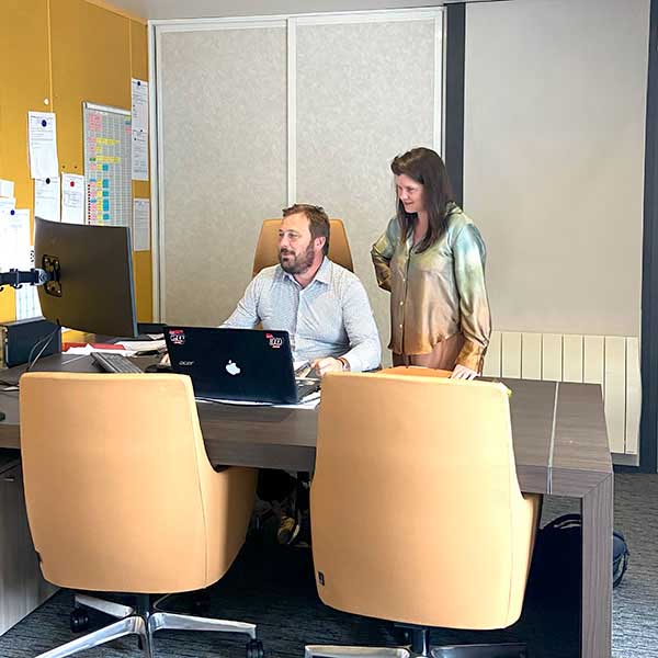Les dirigeants de CEVI dans les bureaux du siège à ARSY 60