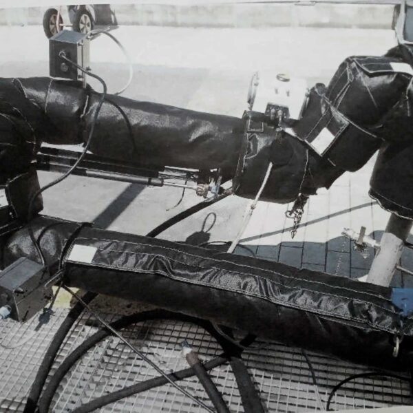 des matelas isolants thermiques en tissu ATEX noir pour garantir l'isolation optimale sur un bras de chargement.