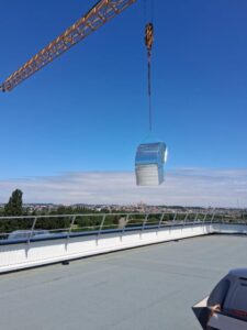 Grutage de ventilation sur toit d'une industrie cosmétique de l'Aisne