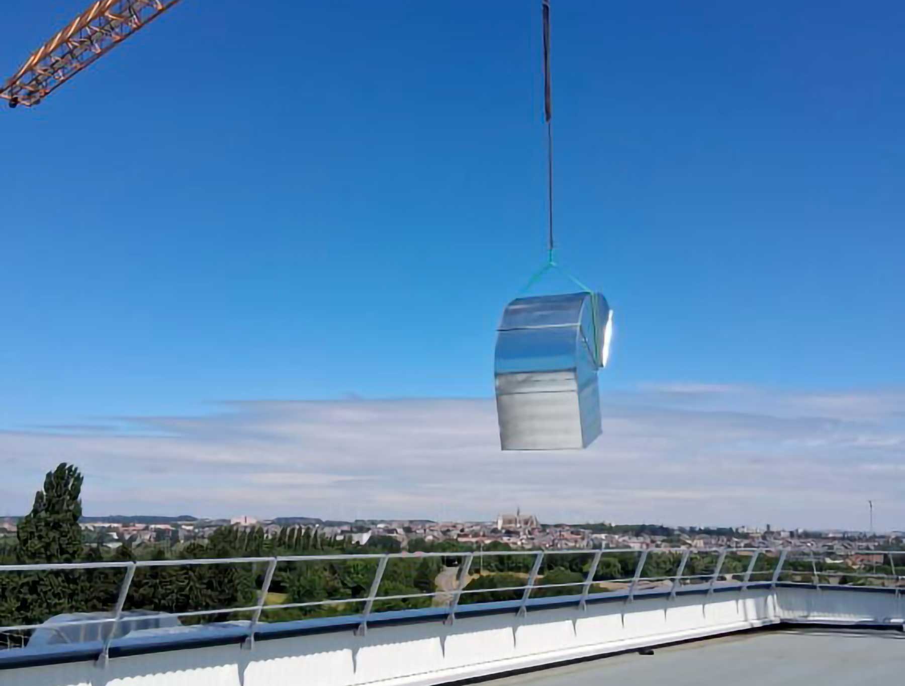 You are currently viewing Chantier ventilation : grutage d&rsquo;une gaine d&rsquo;aération