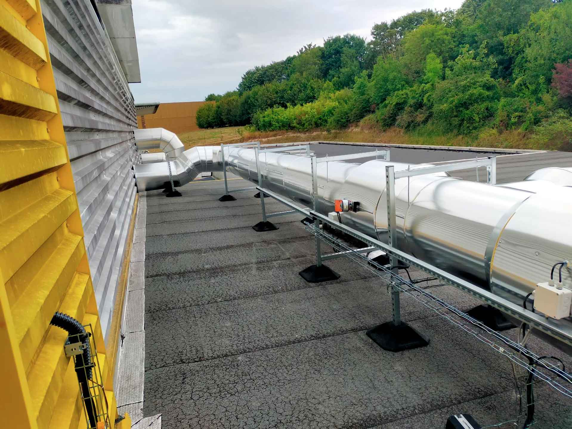 Isolation de gaine de ventilation en aluminium pour l'industrie agroalimentaire. Chantier réalisé dans la Somme vers Amiens.
